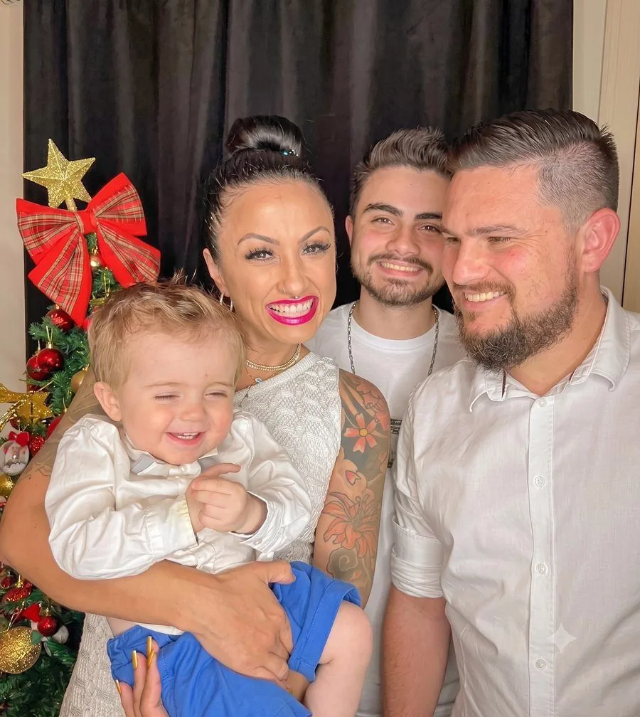 Grisiela com o marido, o filho e o neto